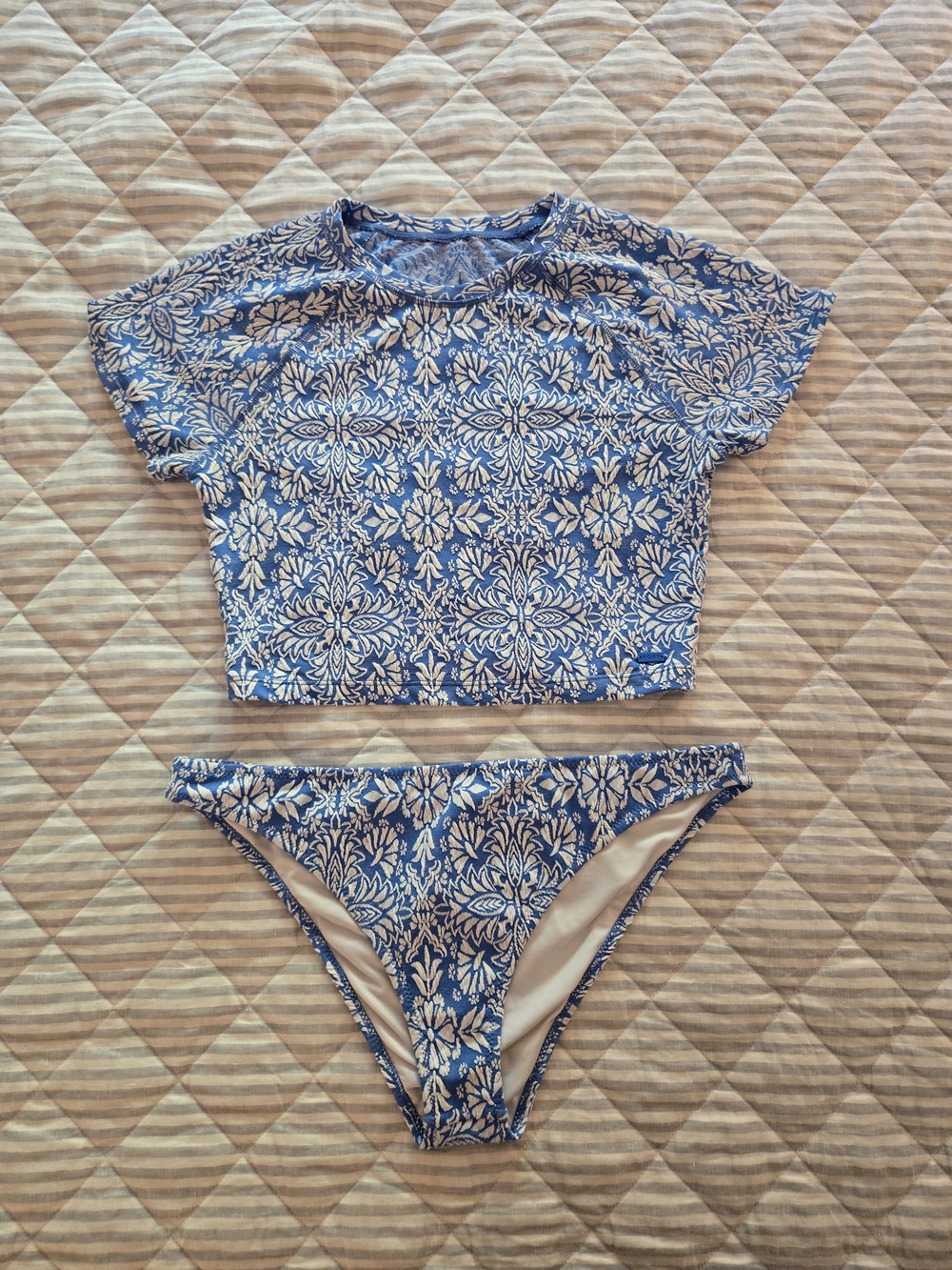 Roxy Women's Tile Tranquility Crop Rashguard and Hipster Moderate bikini bottom